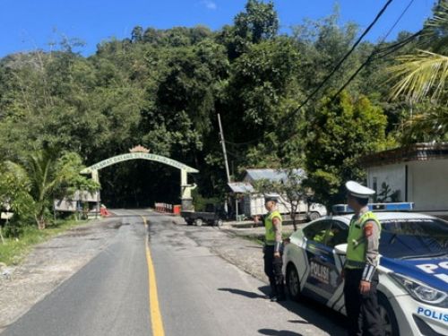 Polres Lampung Barat Patroli Wisata Way Sinda Cegah Macet Akhir Pekan
