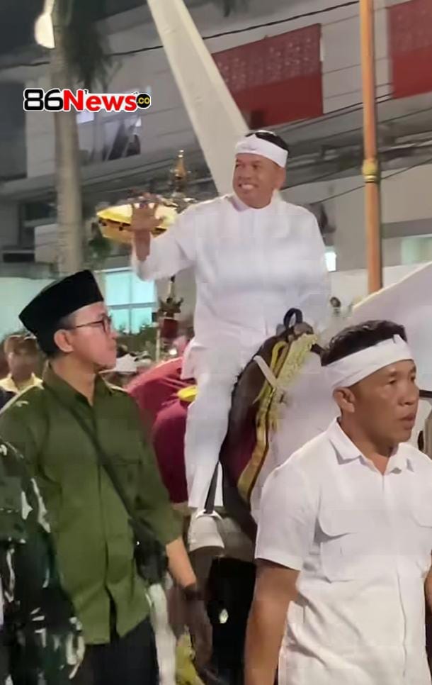 Kirab Mahkota Binokasih Sumedang Sedot Ribuan Warga dan Gubernur Jabar