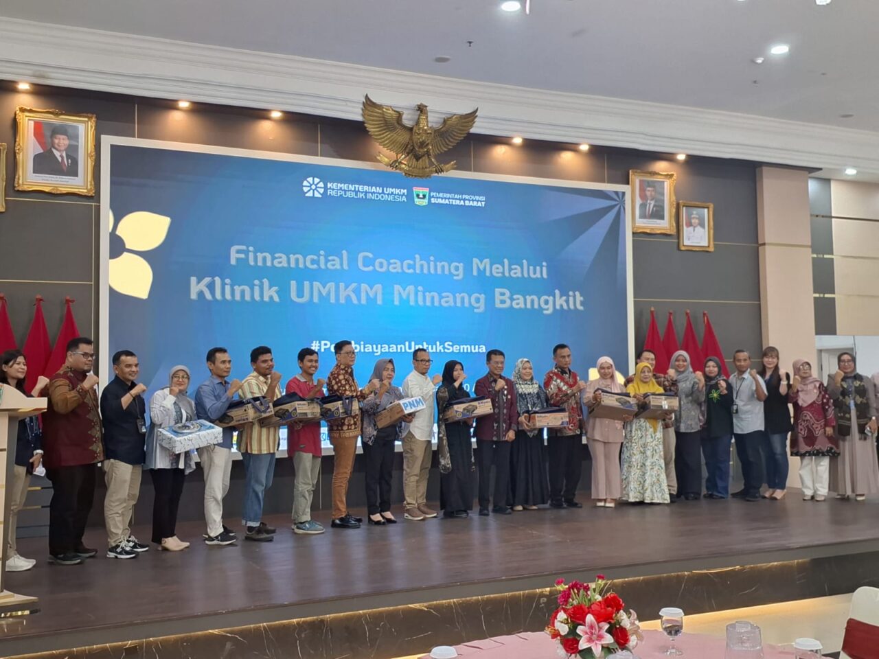 Pegadaian Salurkan 100 Kompor dan Latih Keuangan UMKM Sumatera Barat