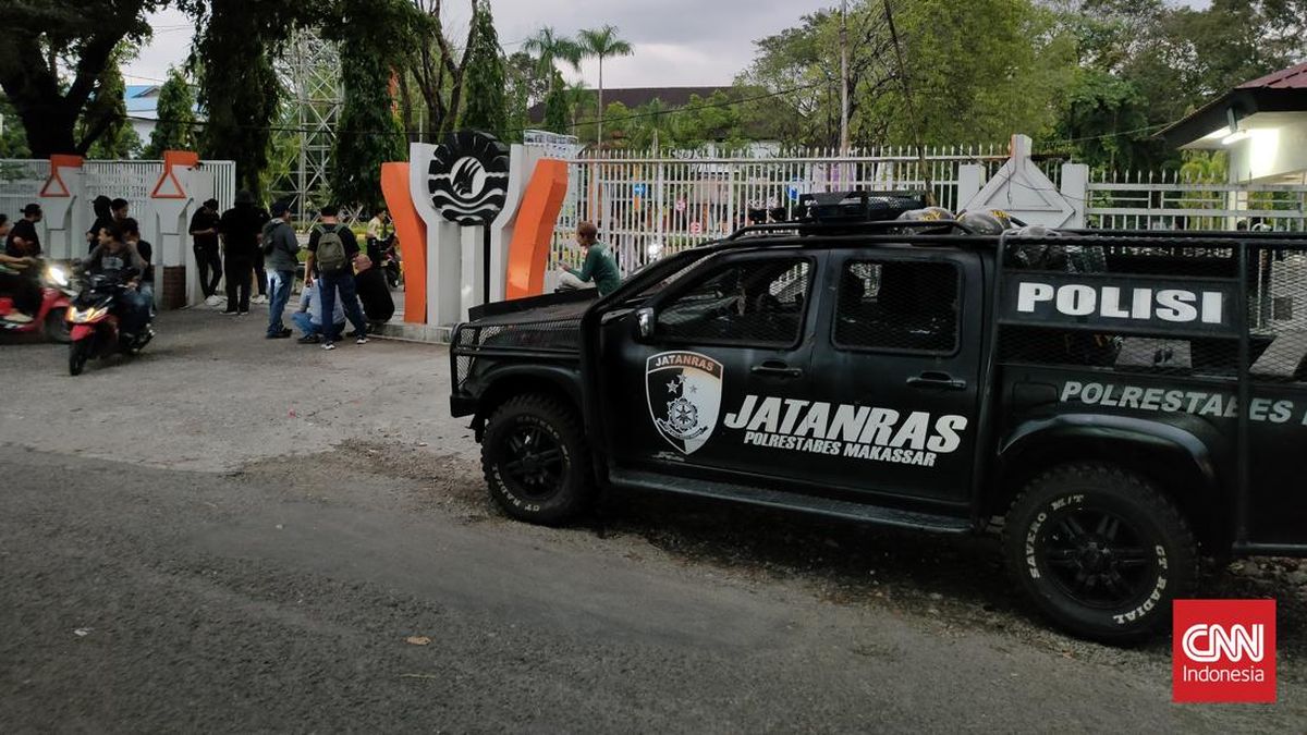 Mahasiswa UNM Makassar Kritik Barikade Polisi Saat Peringatan Hardiknas