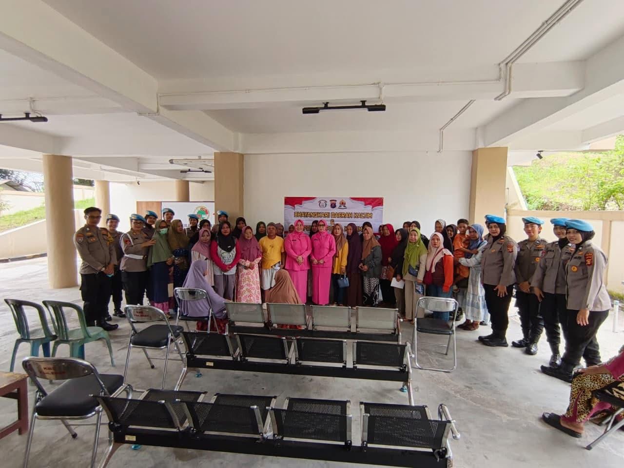 Polwan Polda Kaltim dan Bhayangkari Bantu Warga Sepinggan Baru Balikpapan