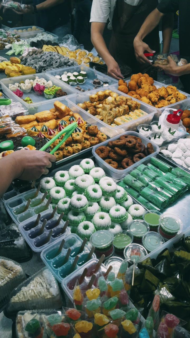 Lima Pusat Takjil Bandar Lampung Padat Pengunjung Menjelang Buka Puasa
