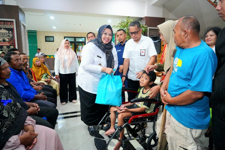 Kemensos Salurkan Bantuan ATENSI Rp 892 Juta untuk 441 Warga Pringsewu