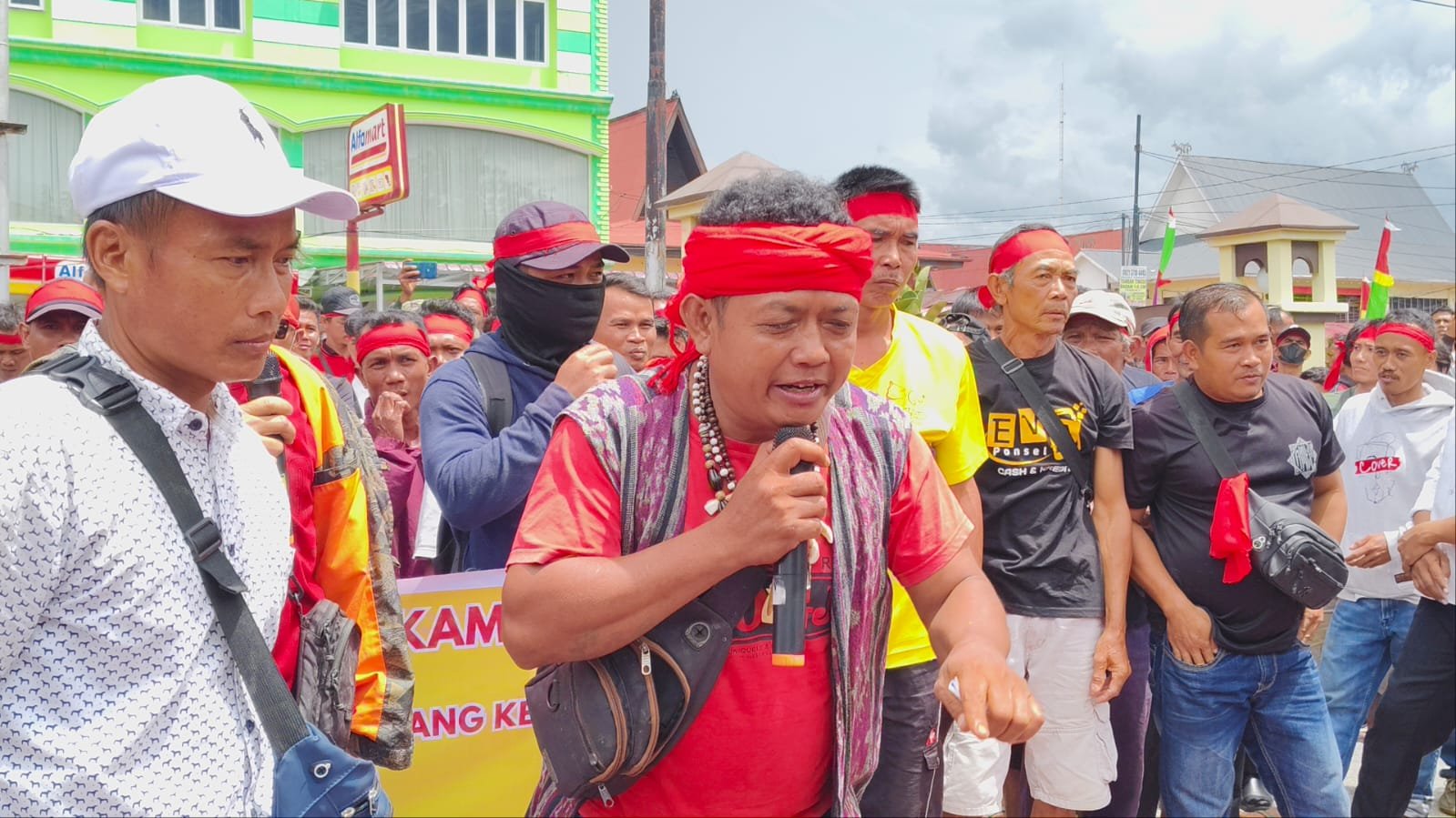 Ratusan Warga Sanggau Demo Polres Tuntut Pembebasan Dua Penambang Emas