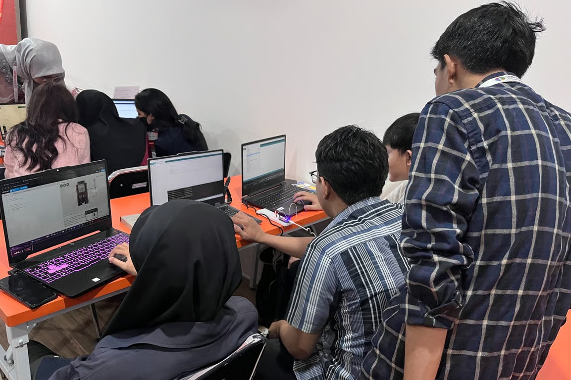 AI Center Makassar Latih Talenta Digital Hubungkan Perangkat IoT ke Web
