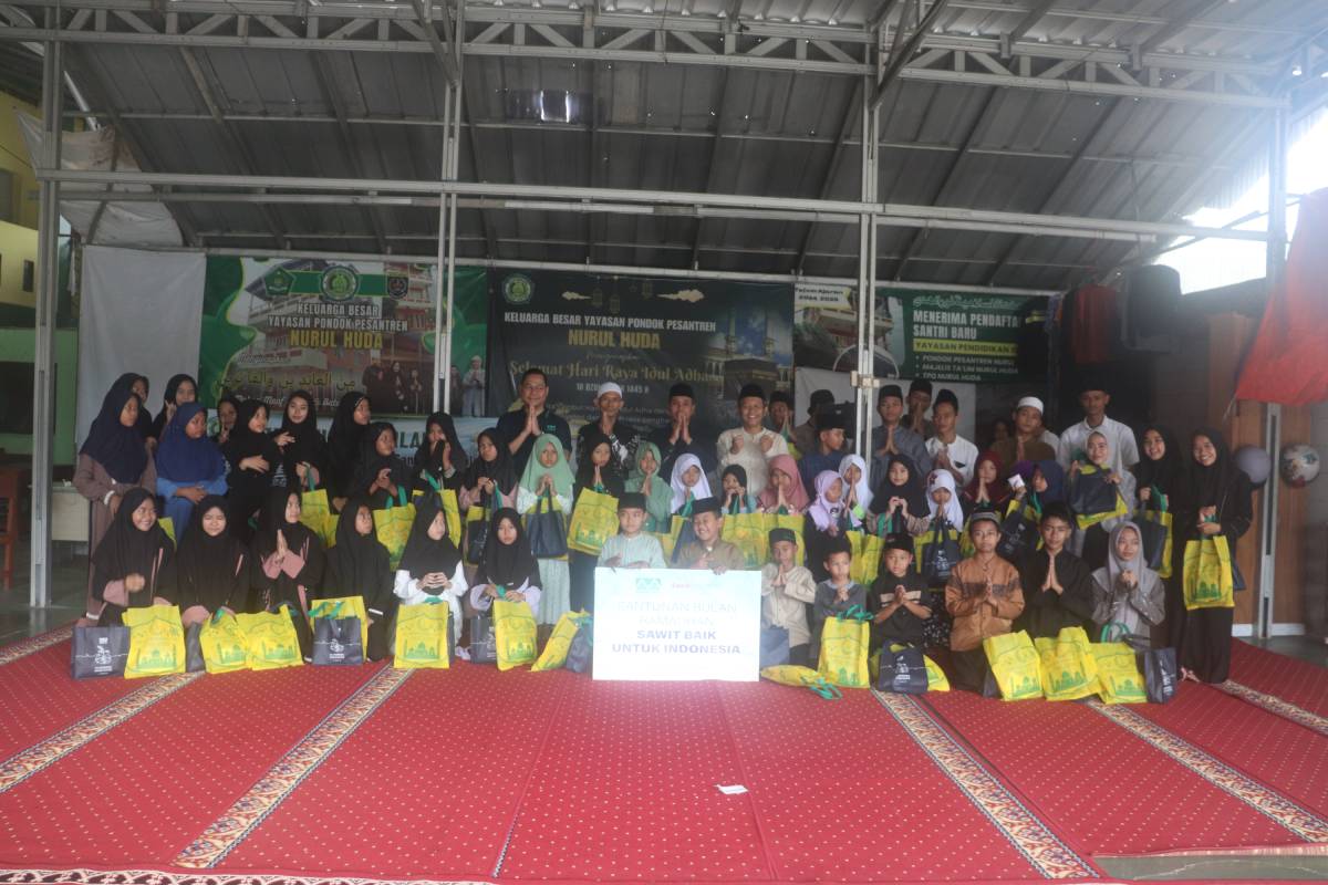Musim Mas Salurkan 150 Paket Bantuan untuk Santri di Depok