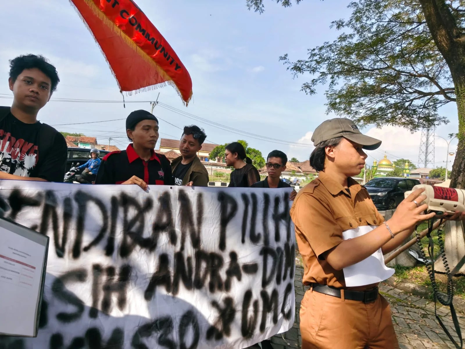Mahasiswa Demo di Pendopo Banten, Soroti Gaji Guru Rp300 Ribu dan Ketimpangan