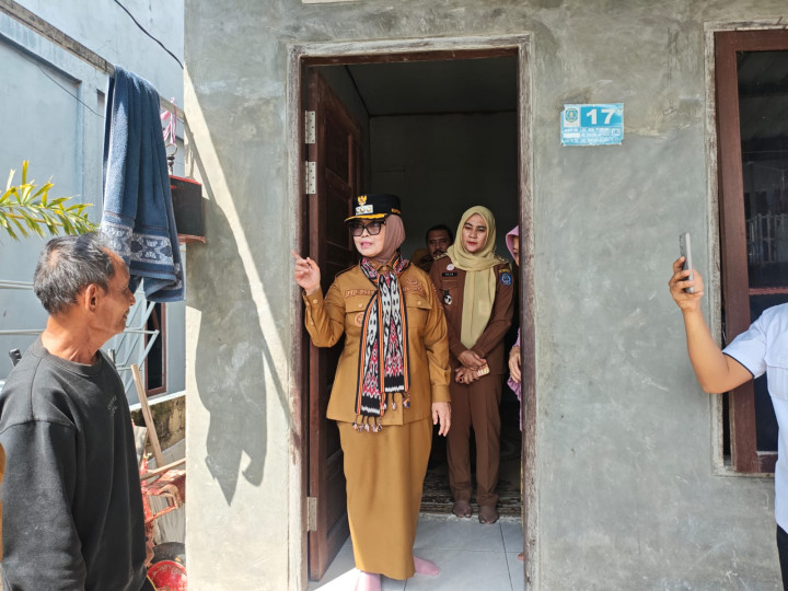 Wali Kota Bontang Tinjau Program Bedah Rumah Rp50 Juta di Tanjung Laut