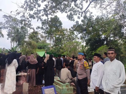 Bhabinkamtibmas Pesawaran Takziah ke Rumah Korban Tenggelam Pantai Klara