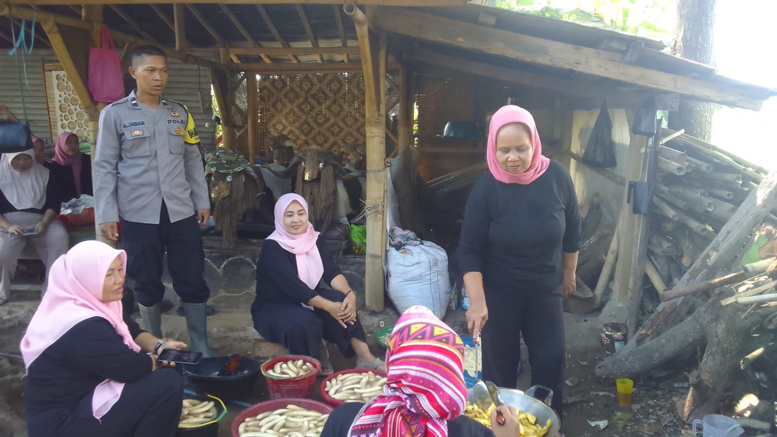 PKK Sukajadi Purwakarta Pasarkan Keripik Pisang Melalui Platform Digital