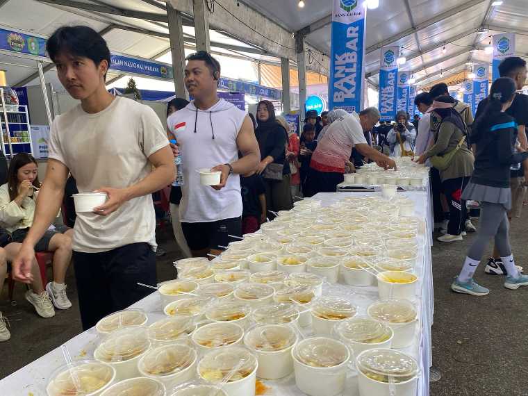 Lontong Sukadana Kayong Utara Raih Rekor MURI 12.017 Porsi di Pontianak
