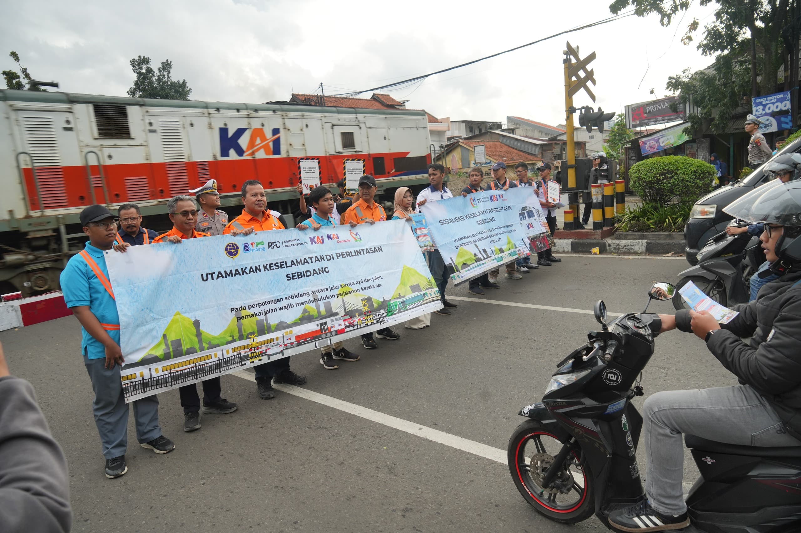 DPRD Jabar Ingatkan Bahaya Fatal Terobos Palang Pintu Kereta Api