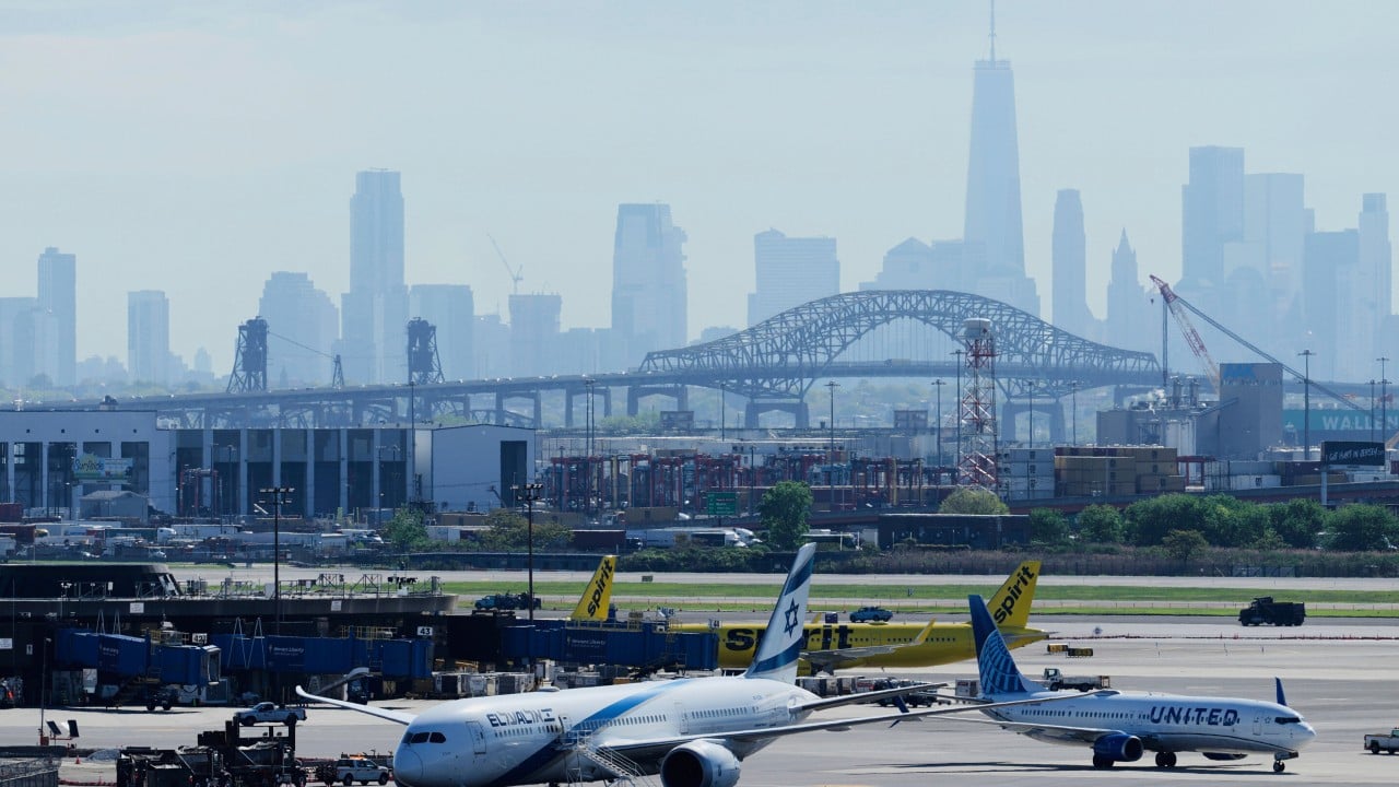 United Airlines Boeing 767 Tabrak Tiang dan Truk Saat Mendarat di Newark