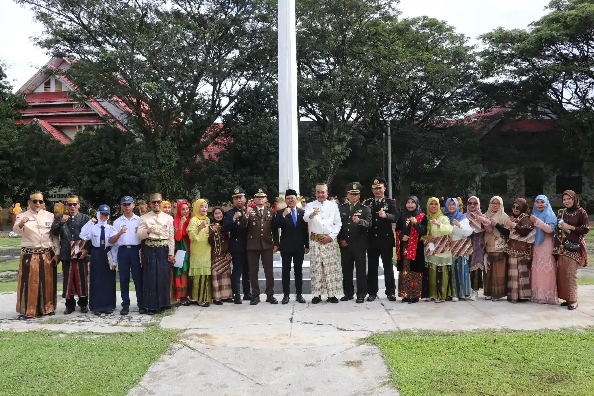 Bupati Luwu Utara Beri Penghargaan Guru dan Siswa Tahfidz di Hardiknas