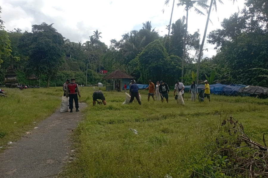 Polsek Tampaksiring Bersihkan Sampah Plastik di Pura Mengening Gianyar