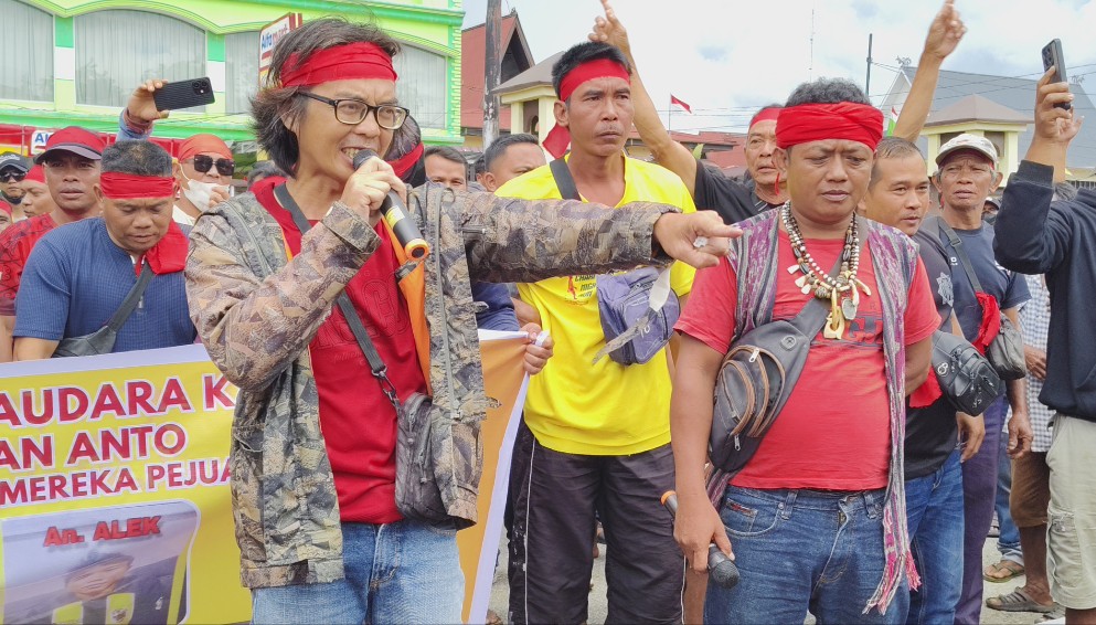 Ratusan Warga Entikong Geruduk Polres Sanggau Minta Dua Rekannya Bebas