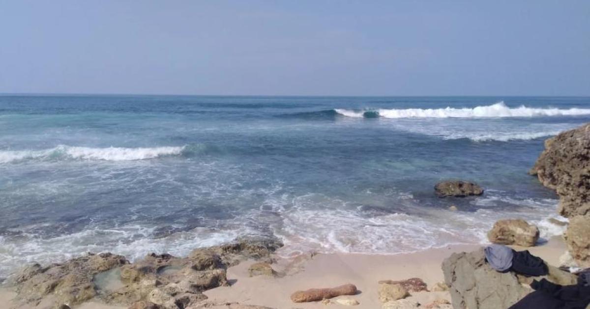 Pantai Kali Mirah Wonogiri Suguhkan Lanskap Tebing Eksotis dan Muara Sungai