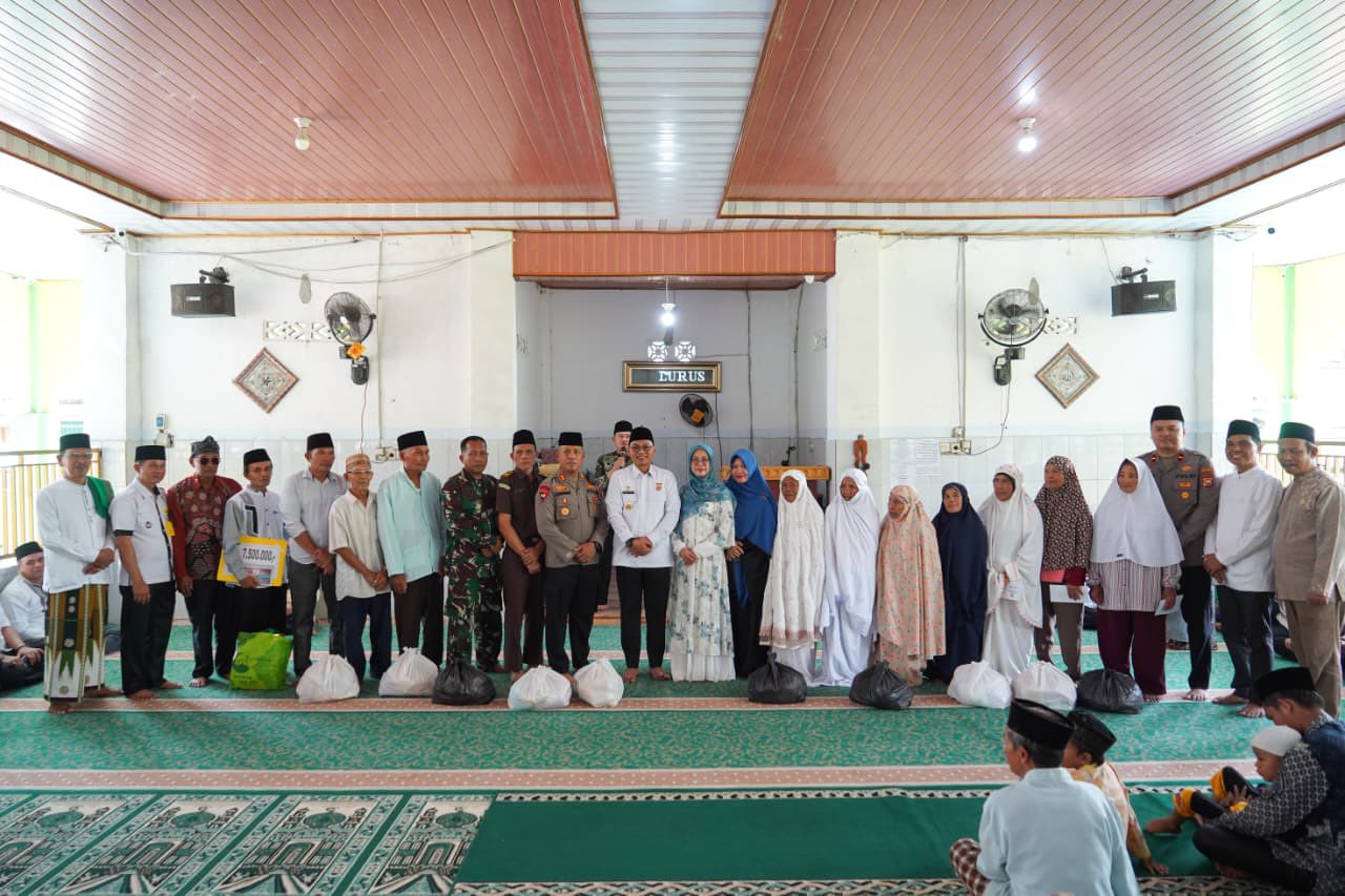 Bupati Seluma Teddy Rahman Salurkan Bantuan Masjid di Semidang Alas Maras