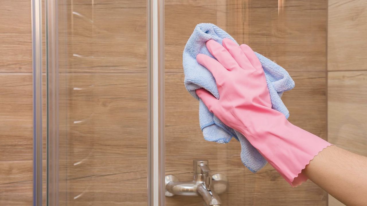 Dryer Sheet Harga Rp 80 Ribu Ampuh Bersihkan Kerak Kaca Kamar Mandi