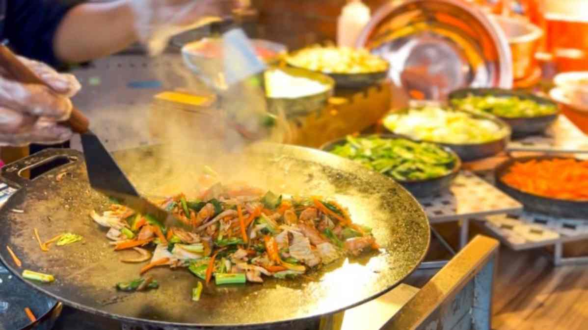 Bigland Bogor Hotel Sajikan Mongolian BBQ Rooftop Tertinggi Rp188 Ribu