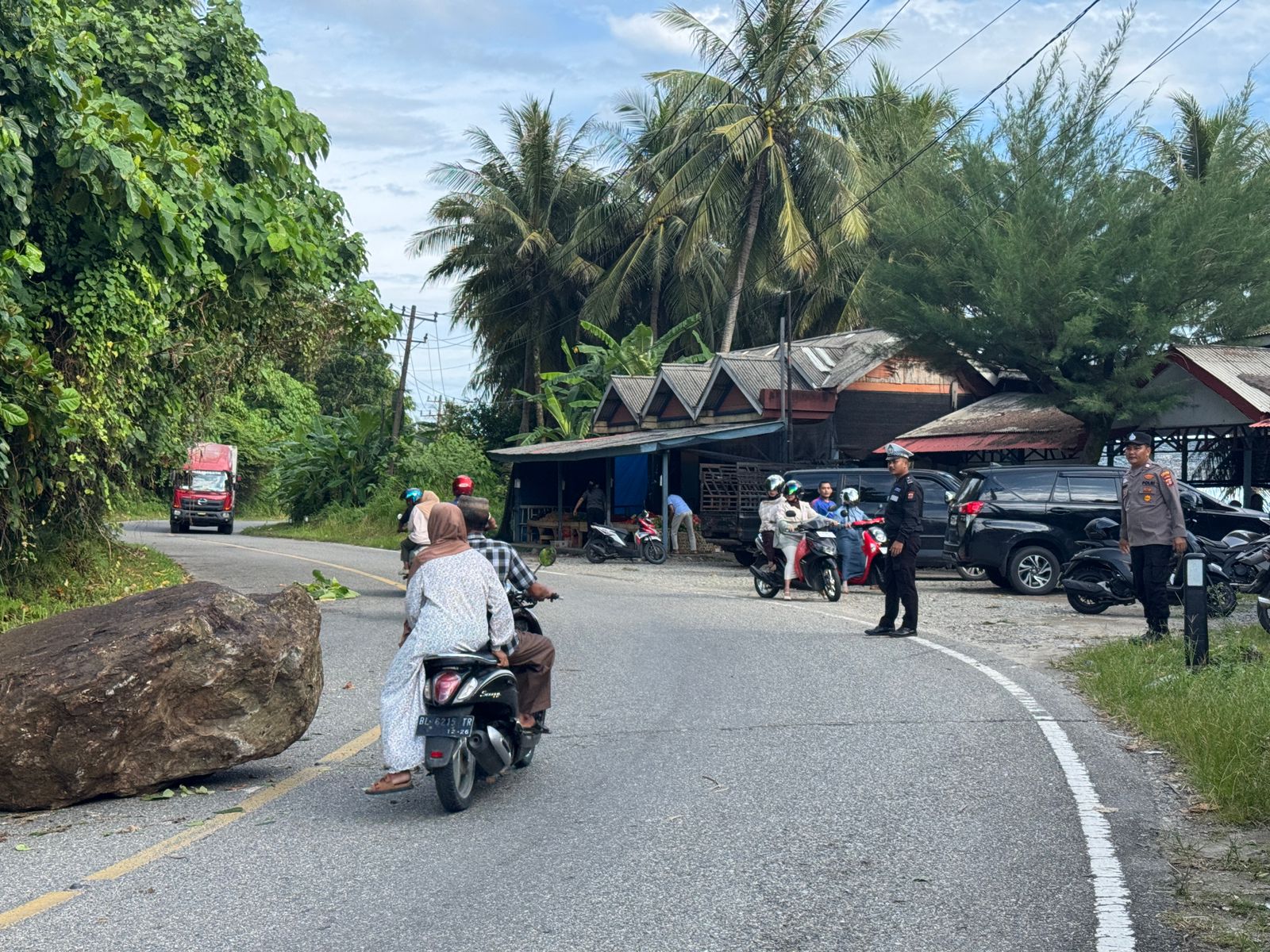 Longsor Batu di Gunung Kerambil Aceh Selatan, Lalin Tapaktuan-Abdya Lancar