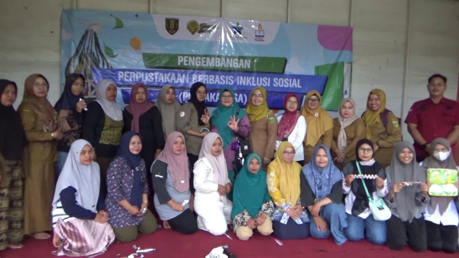 Dispersip Tabalong Latih Warga Desa Padang Panjang Sulap Sampah Jadi Tas