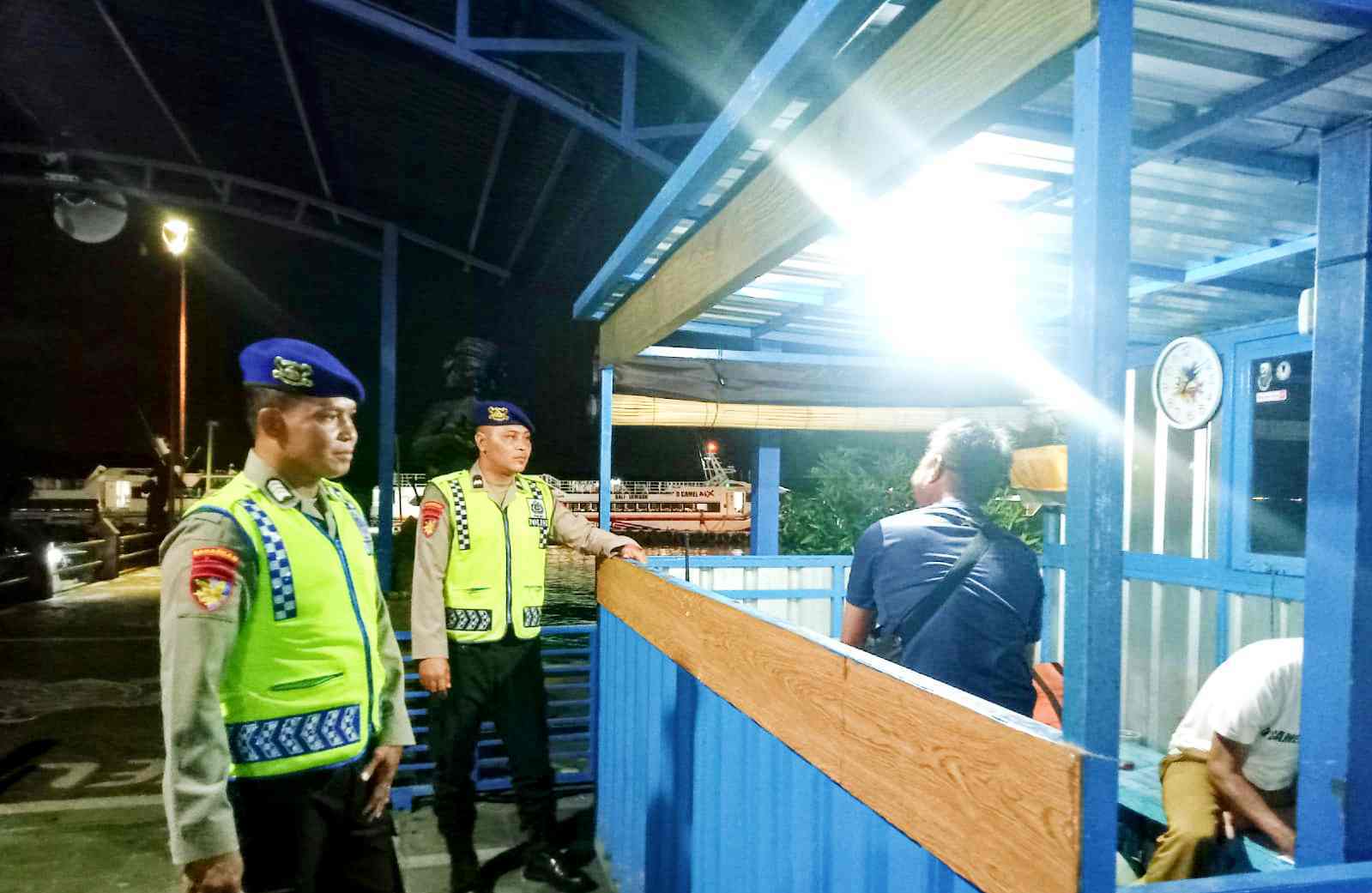 Sat Pol Air Polresta Denpasar Patroli Jalan Kaki di Pesisir Bali