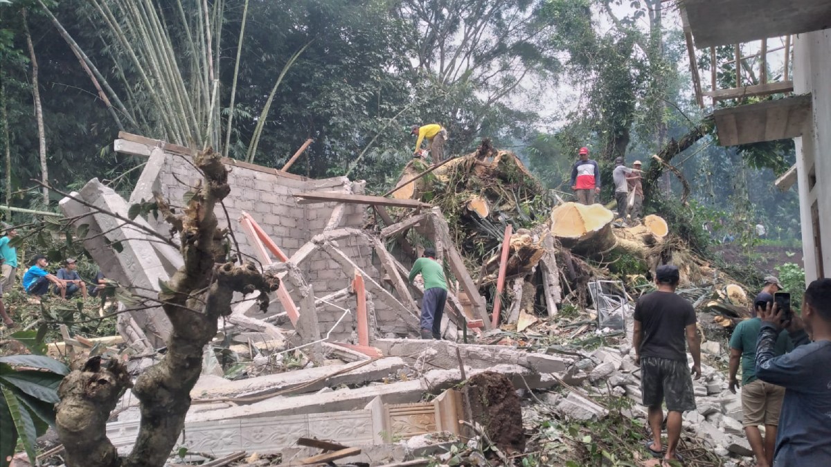Longsor dan Pohon Tumbang Rusak Rumah di Grabag Magelang, Warga Mengungsi