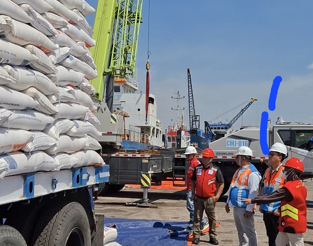 Pelindo Cirebon Distribusikan 2.000 Ton Beras Bulog untuk Pasokan Pangan Sumatra