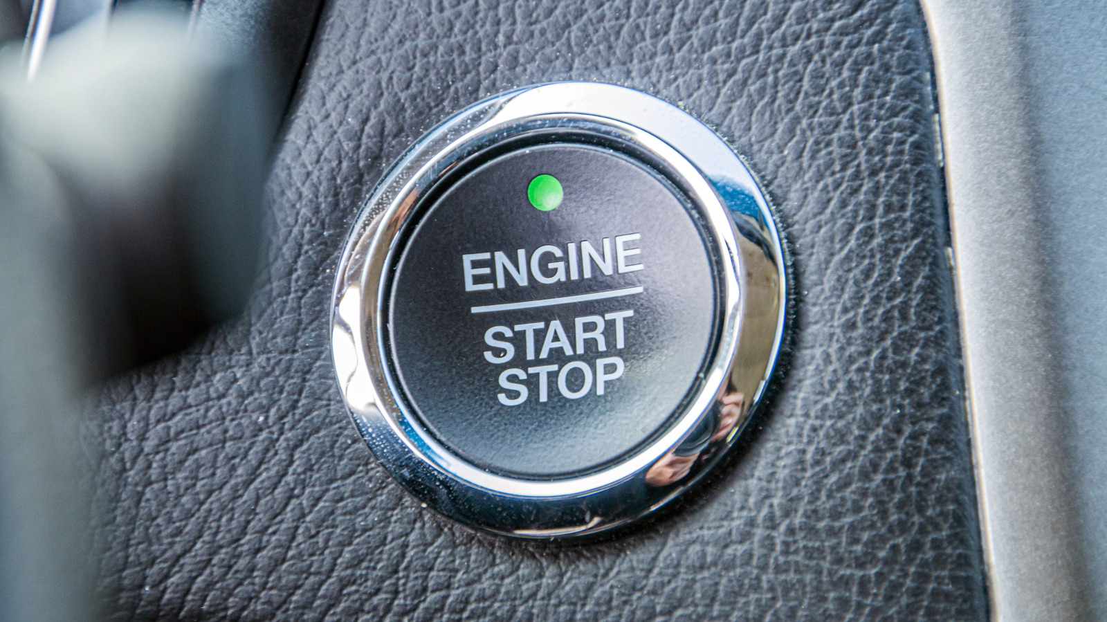 Tombol Engine Start Stop Mobil Modern Dilengkapi Fitur Keamanan Darurat Khusus