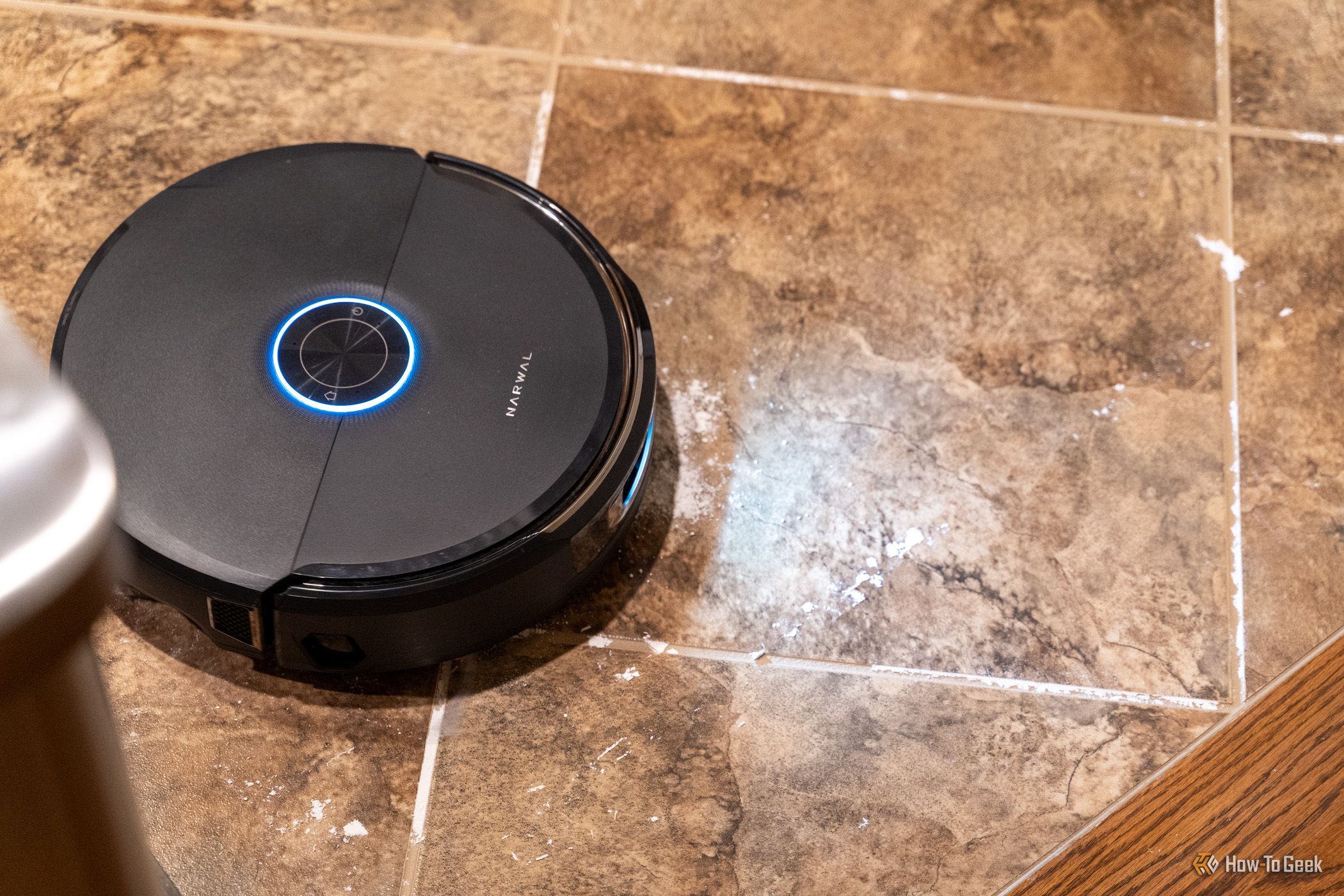 Robot Vacuum Narwal Flow 2 Bawa Daya Hisap 31.000 Pa dan AI NarMind