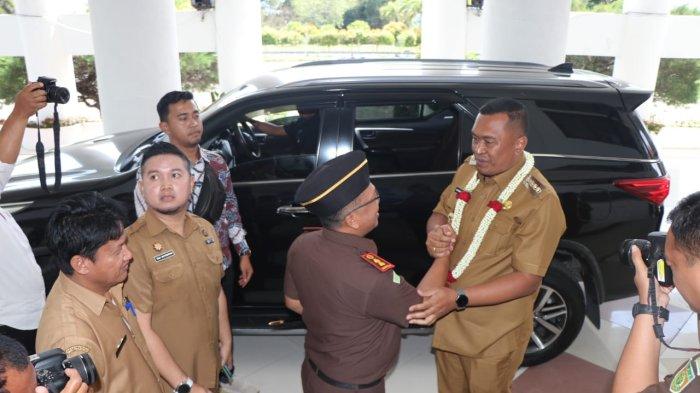 Bupati Toba Temui Luhut Bahas Wisata Rohani dan Pertanian AI