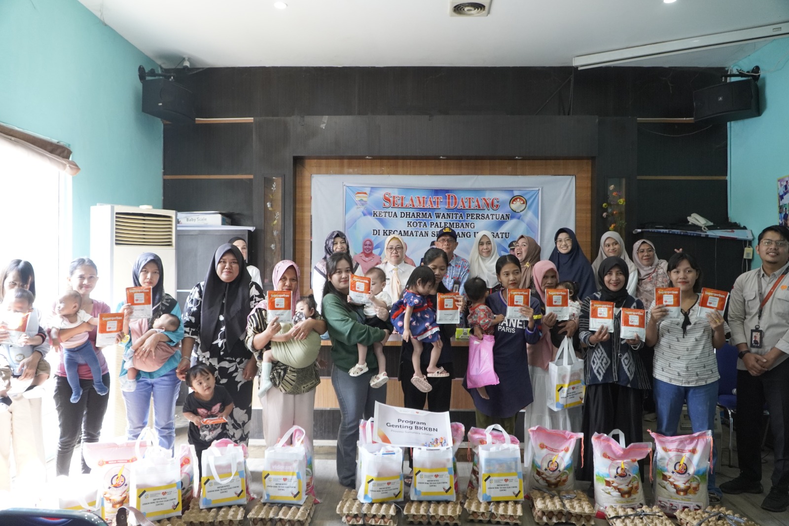 BKKBN Sumsel-Rumah Zakat Salurkan Paket Gizi GENTING ke Warga Palembang