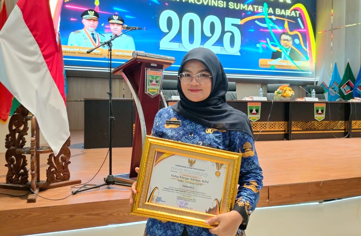 Guru Dharmasraya Raih Penghargaan GTK Sumbar Lewat Inovasi Learning by Fixing