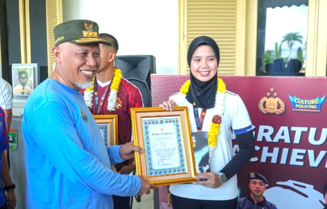 Gubernur Sumbar Beri Penghargaan 4 Atlet Polda Sumbar Juara Dunia