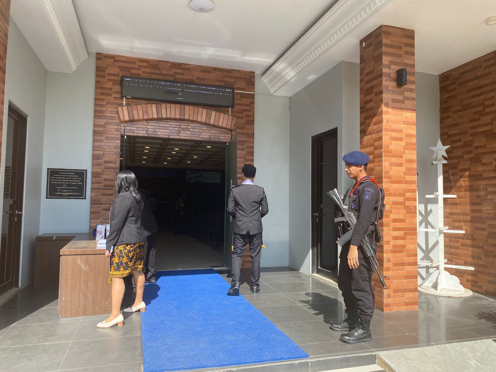 Satbrimob Polda Kaltim Amankan Ibadah Minggu di Dua Gereja Berau