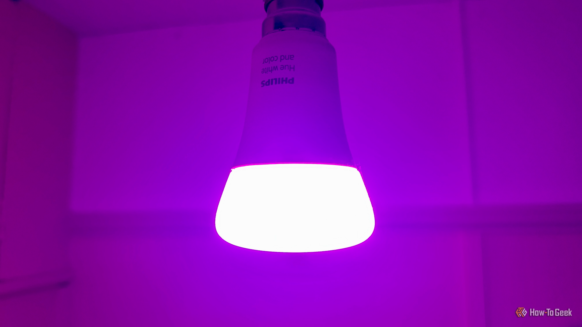 Lampu Philips Hue Pakai AI Lokal Qwen 3.5 Jadi Komedian Sinis