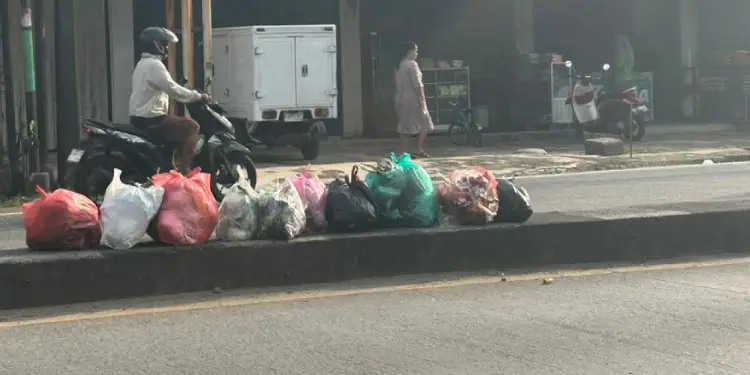 Sampah Menggunung di Depan Gerbang Citra Raya Cikupa Ganggu Pengendara
