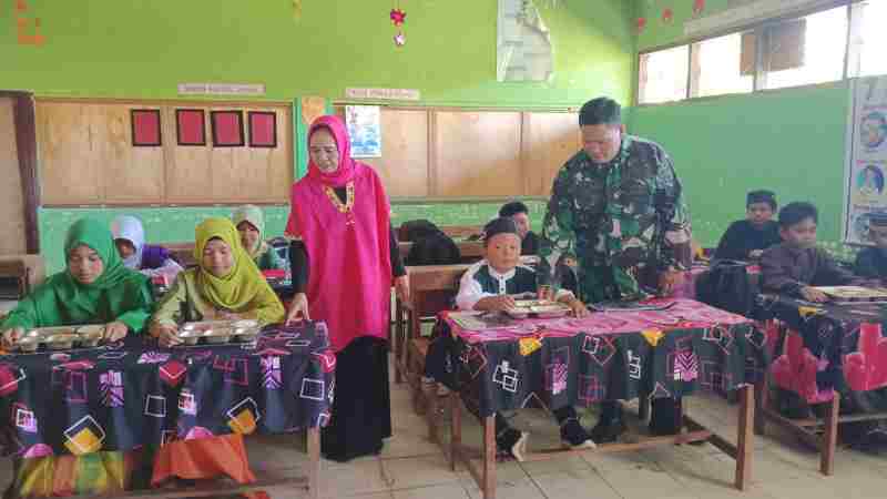 Babinsa Sidrap Kawal Penyaluran Makan Bergizi Gratis Bagi Siswa dan Ibu
