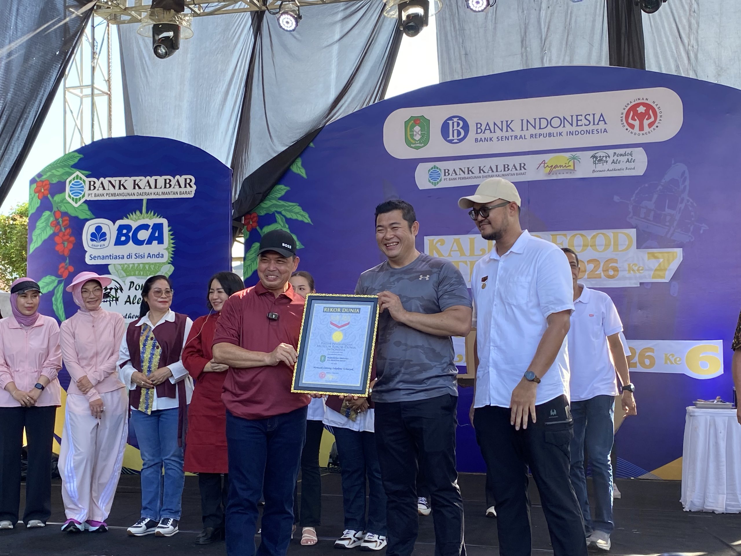 Pontianak Sajikan 12.017 Lontong Sukadana, Pecahkan Rekor Dunia