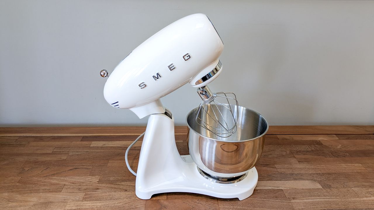 Stand Mixer Smeg SMF05 Resmi Meluncur, Tantang Dominasi KitchenAid di Pasar Premium