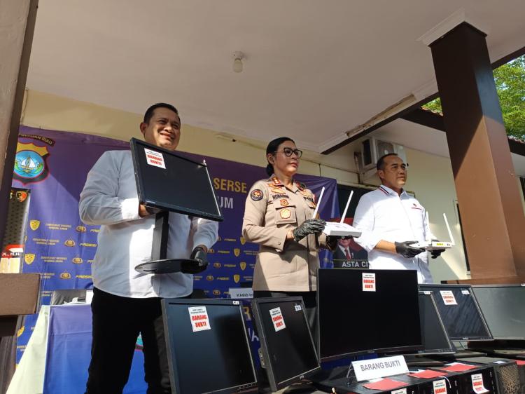 Polda Kepri Tangkap Operator Judi Online di Batam, 19 Komputer Disita