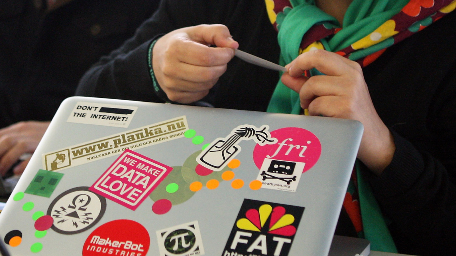 Hindari Tempel Stiker di Area Ventilasi Laptop Demi Mencegah Overheating