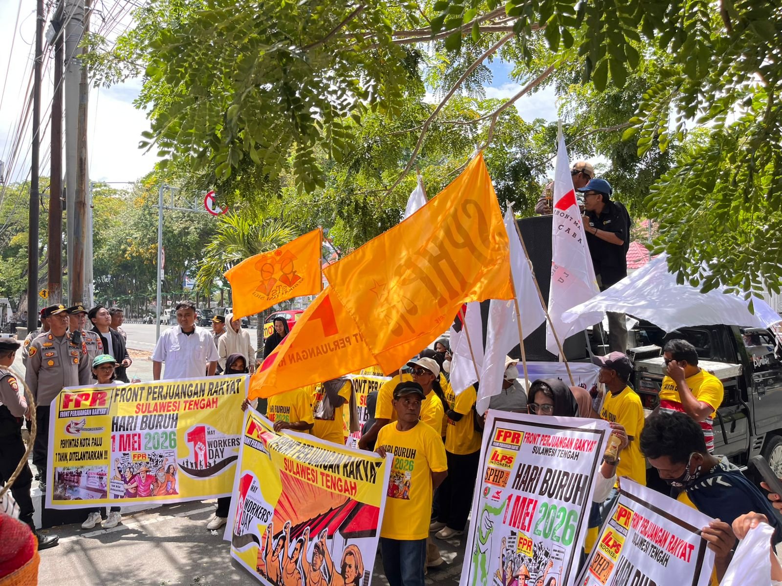 Ratusan Honorer Donggala Demo Tuntut Gaji Empat Bulan Belum Dibayar
