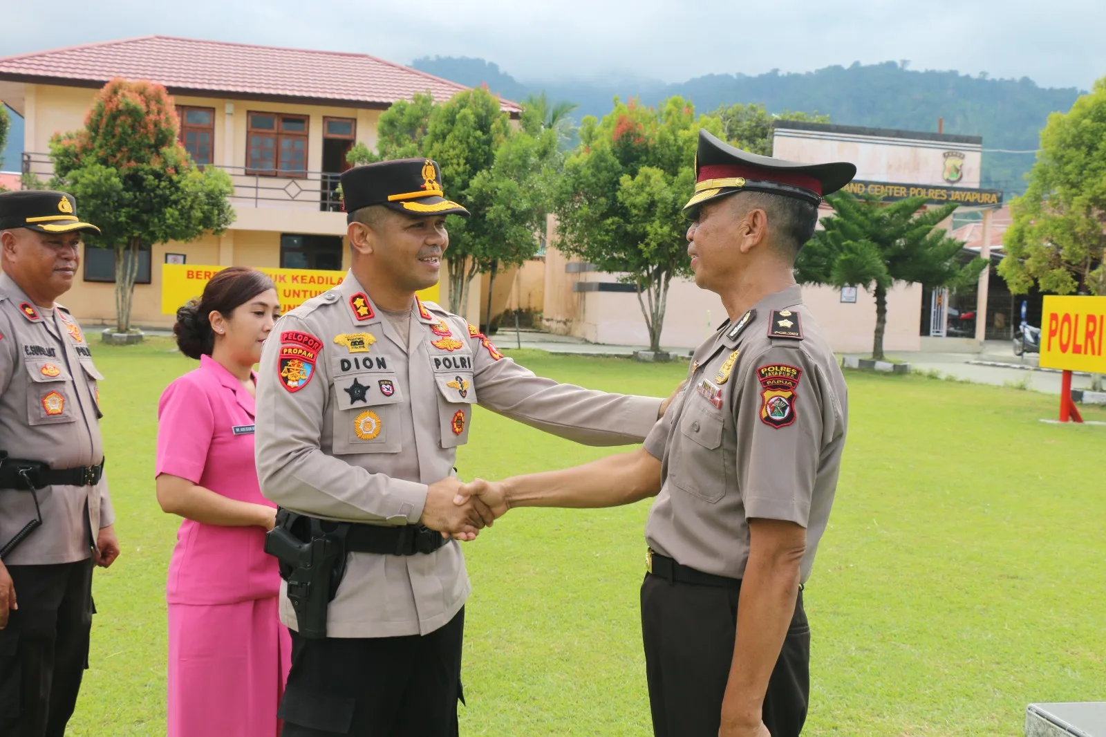 Kapolres Jayapura Beri Kenaikan Pangkat Pengabdian Wakapolsek Sentani Kota