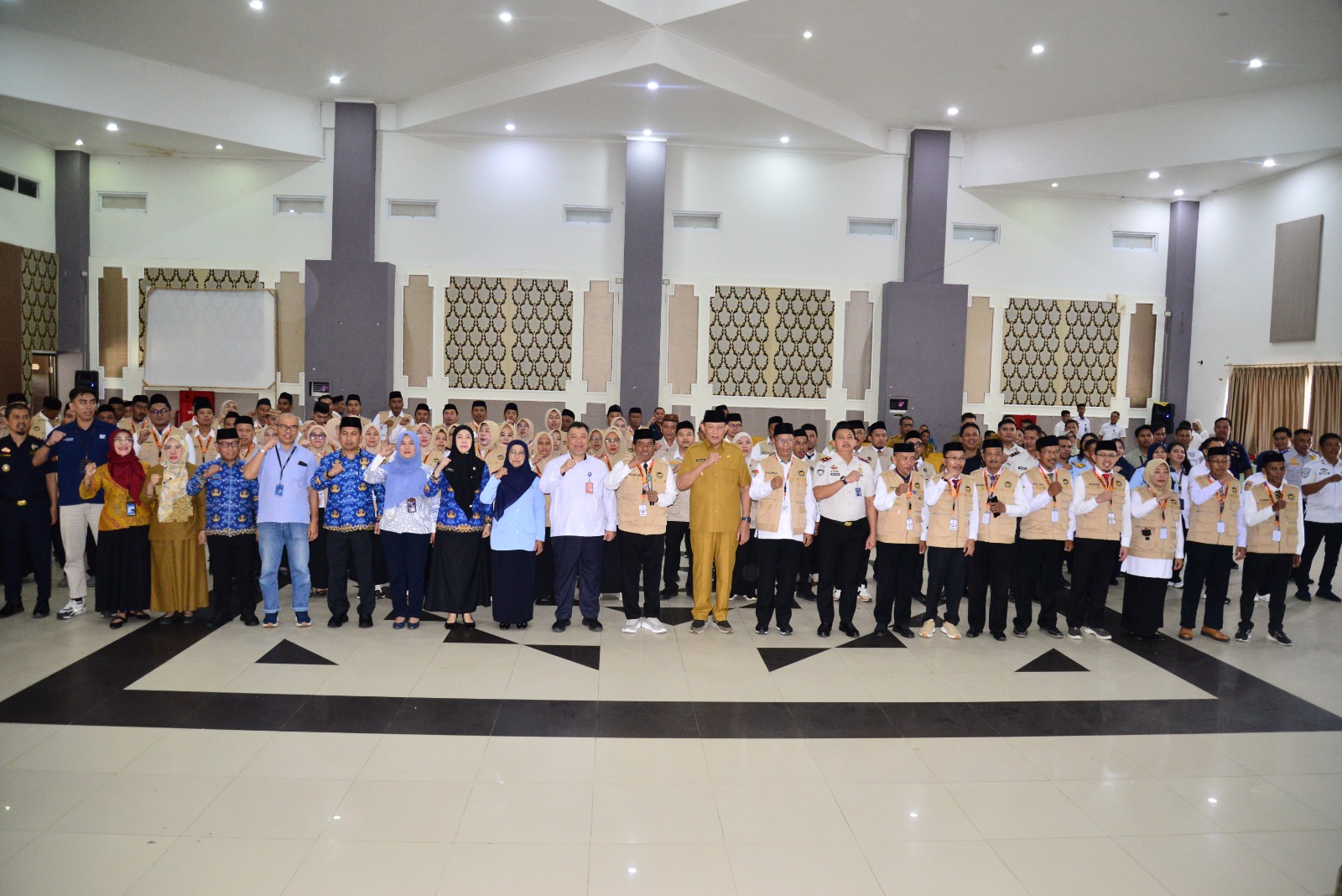 Gubernur Gusnar Ismail Kukuhkan 150 Petugas Haji Embarkasi Antara Gorontalo