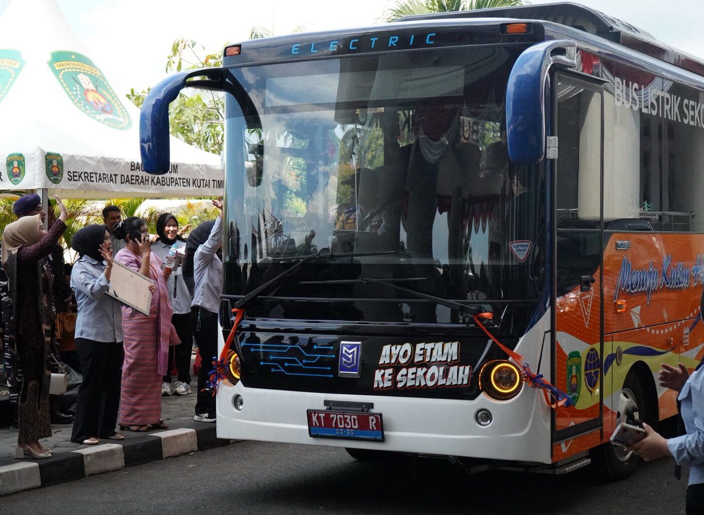 Pemkab Kutim Uji Coba Bus Sekolah Listrik Perdana di Sangatta Utara