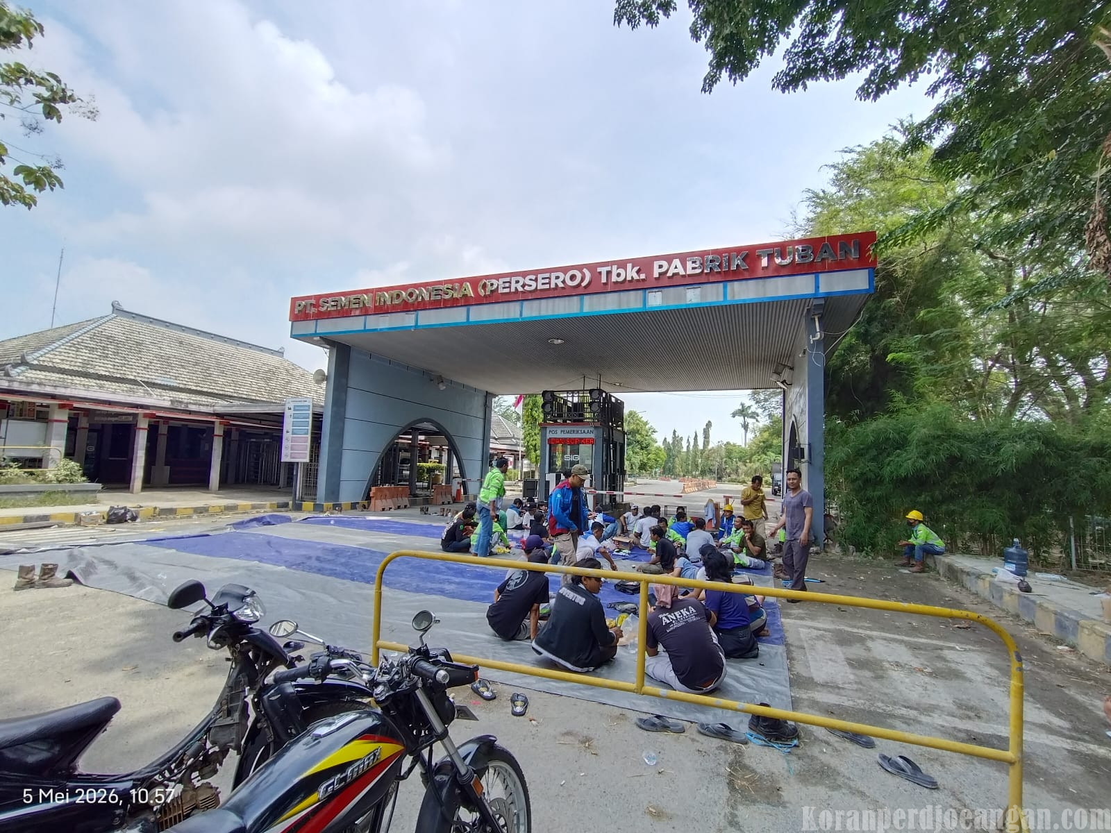 Buruh PT Semen Indonesia Protes Sistem Harian Lepas 8 Tahun Berujung PHK