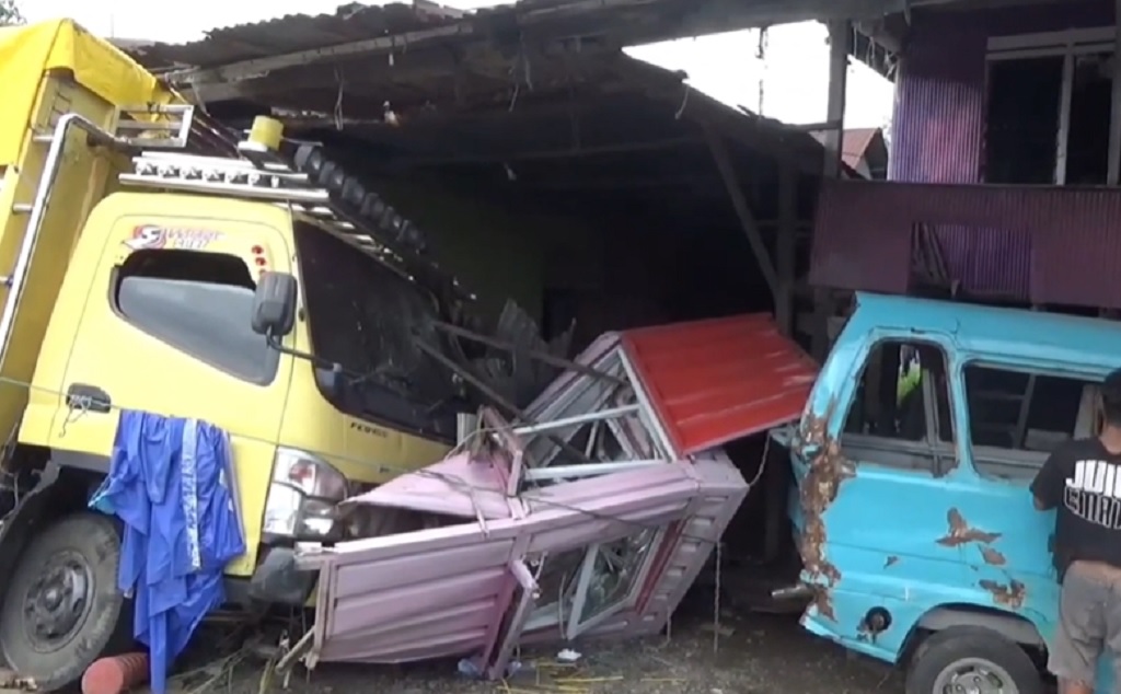 Sopir Mengantuk, Truk Jeruk Nipis Hantam Dua Rumah dan Angkot di Maros