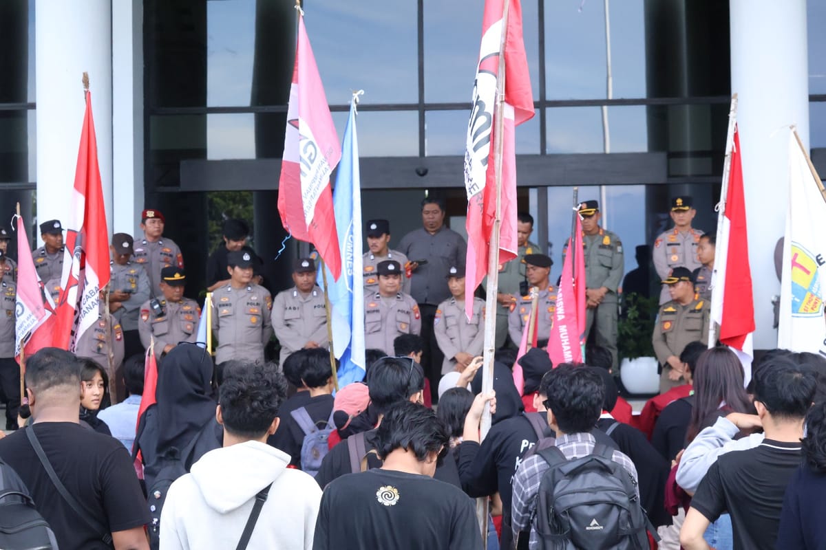 Polresta Pontianak Kawal Demo Cipayung Plus di Kantor Gubernur Kalbar